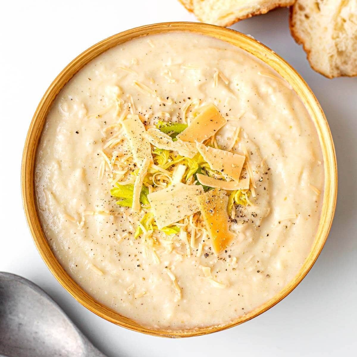 Creamy Cauliflower Soup with Gouda Cheese