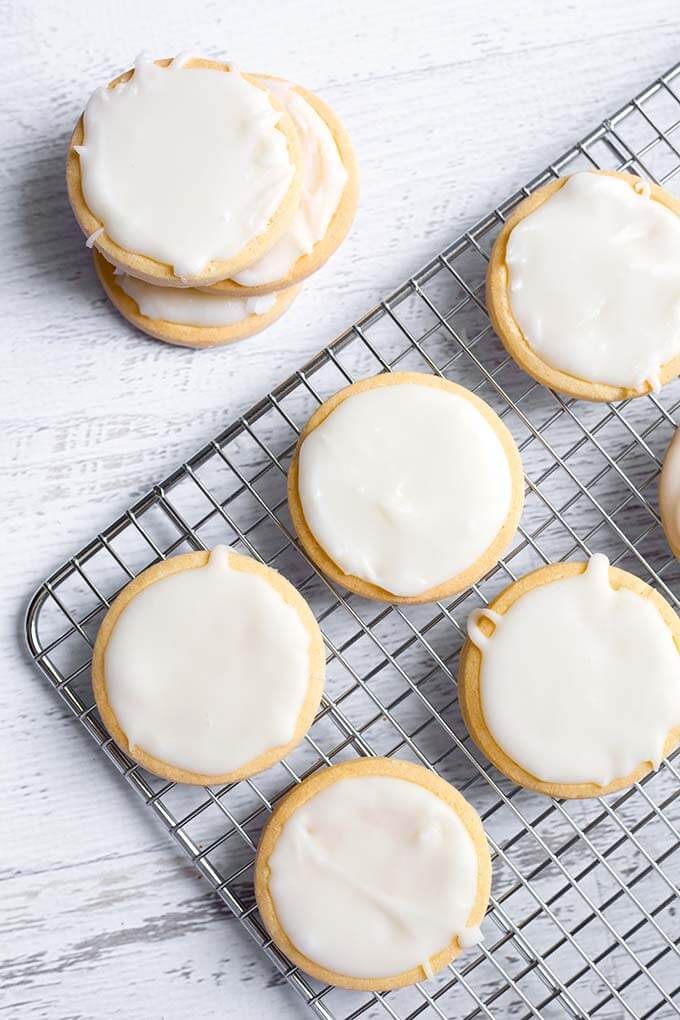 Vanilla Icing Glaze with Confectioners Sugar