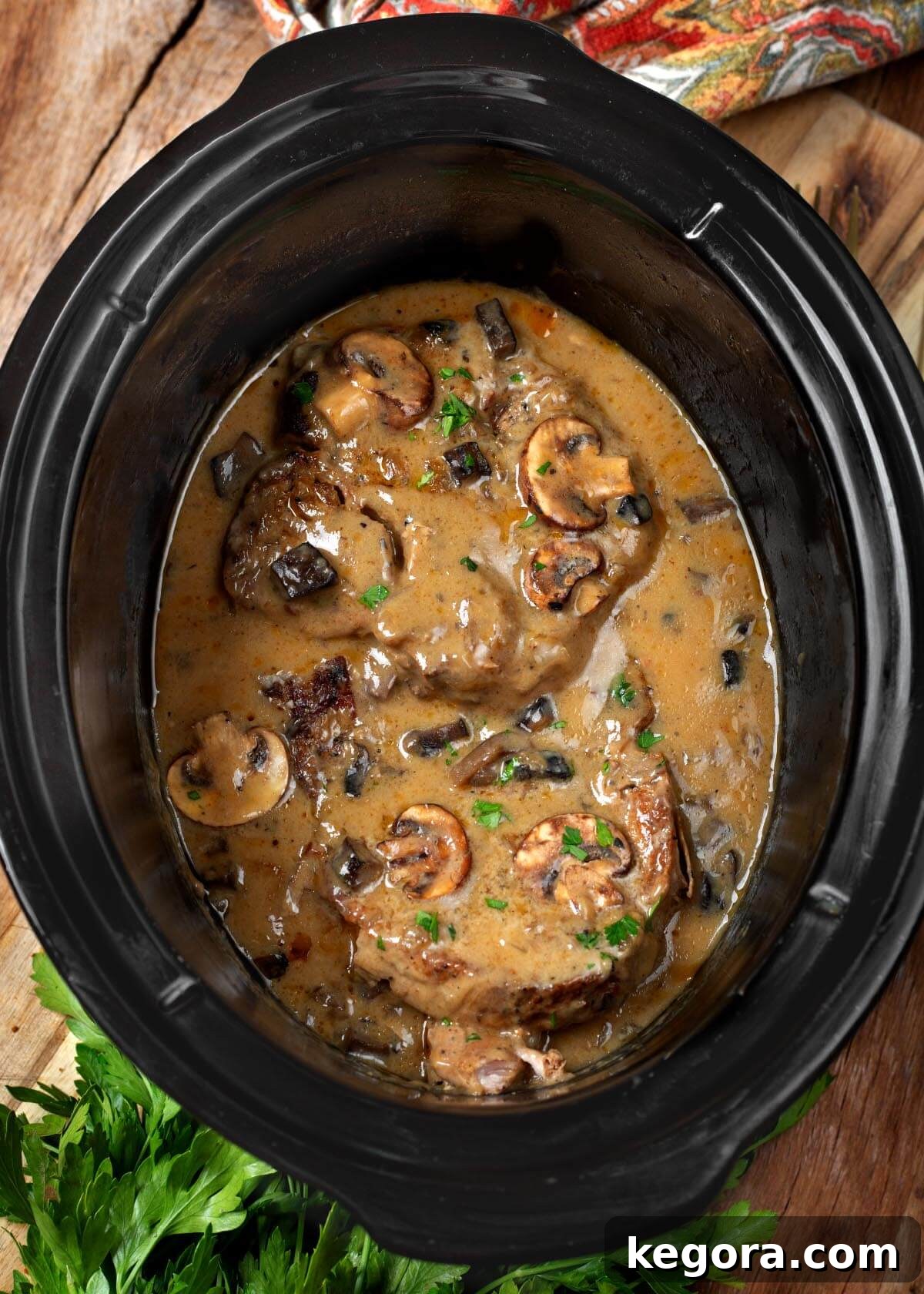 Ağır Pişiricide Lokum Kıvamında Mantar Soslu Pirzola 9 Slow Cooker Pork Chops with Mushroom Gravy in a black crock