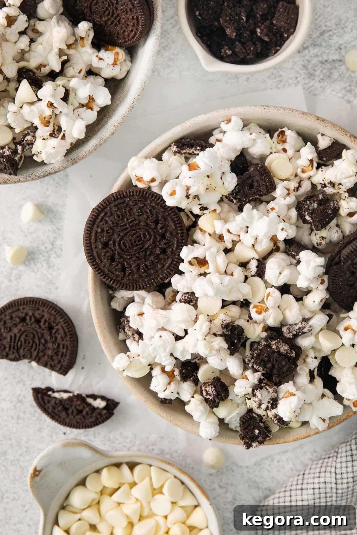 Cookies and Cream Popcorn 8 A beautifully presented bowl of Oreo popcorn, showcasing the rich chocolate drizzle and generous cookie pieces.
