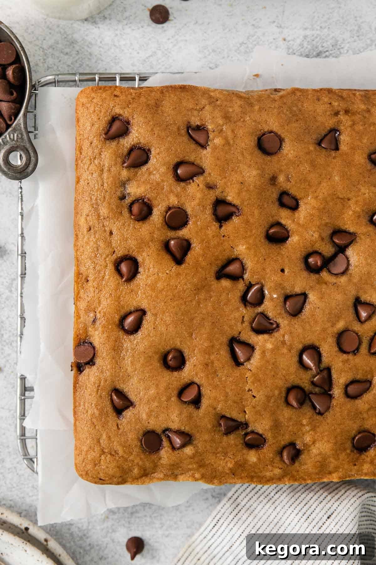 Spiced Gluten Free Applesauce Delight 2 Glutensiz elmalı kek fırın kağıdı üzerinde
