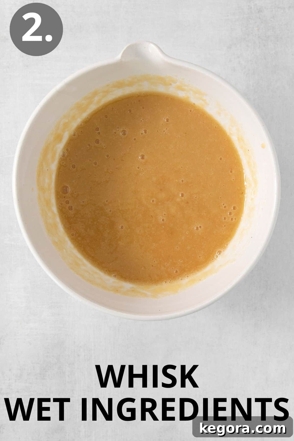 Spiced Gluten Free Applesauce Delight 6 Islak malzemeler bir kapta çırpıldı